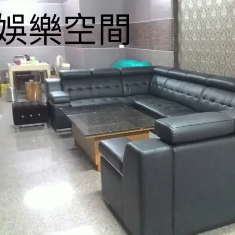 大型L型皮質沙發組，大面積轉角沙發，適合娛樂空間